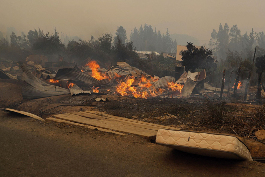 El gobierno de Chile anunció que la crisis por la ola de incendios, que hasta este sábado dejó 24 muertos y arrasó más de 440.000 hectáreas, empieza a ser superada tras 10 días de emergencia.
